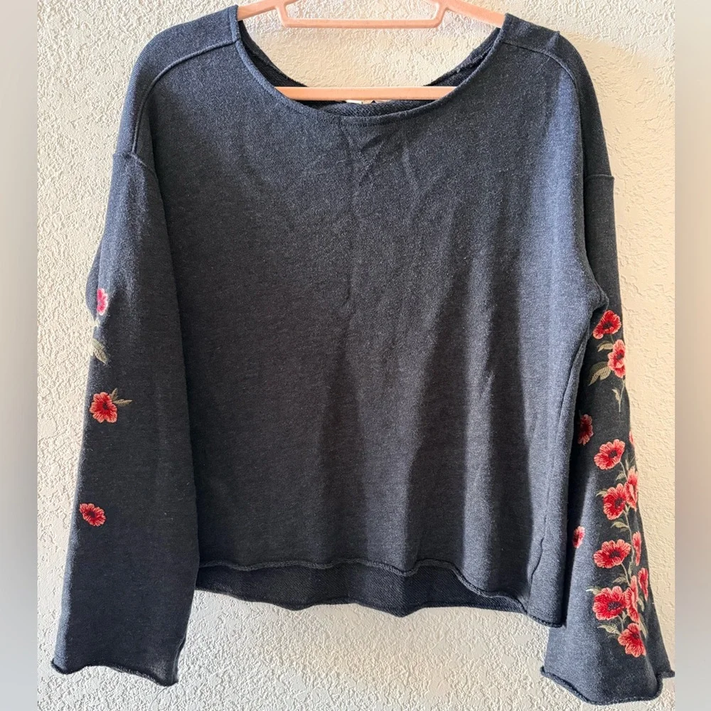 AMERICAN EAGLE‎ OUTFITTERS Floral Embroidered Bell Long Sleeve Sweater Sz Medium